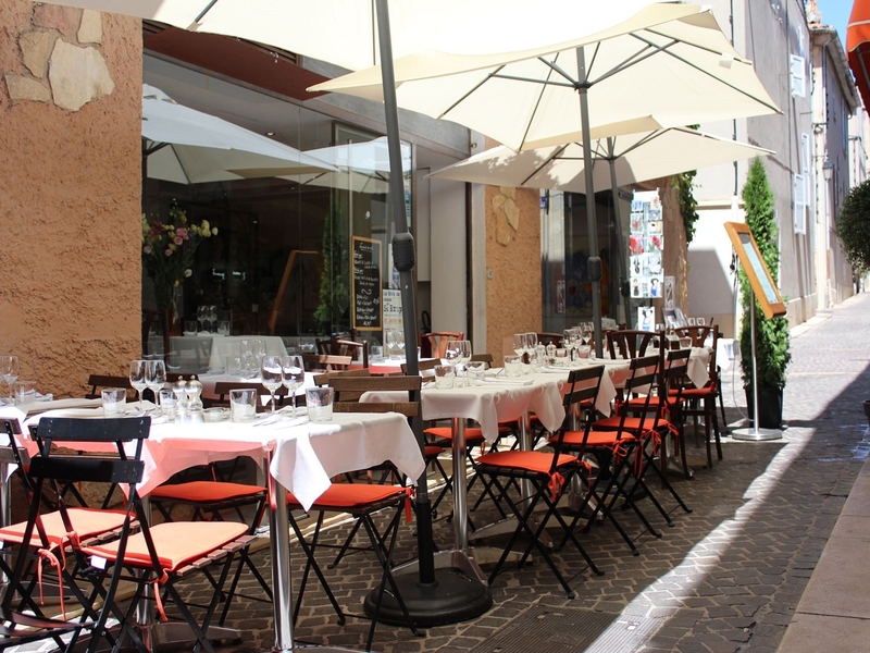 A Table Cassis